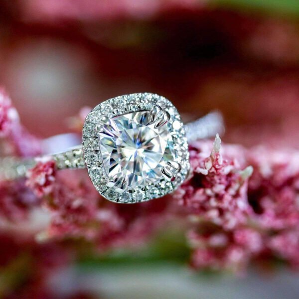 Cushion Cut engagement ring - Image 3